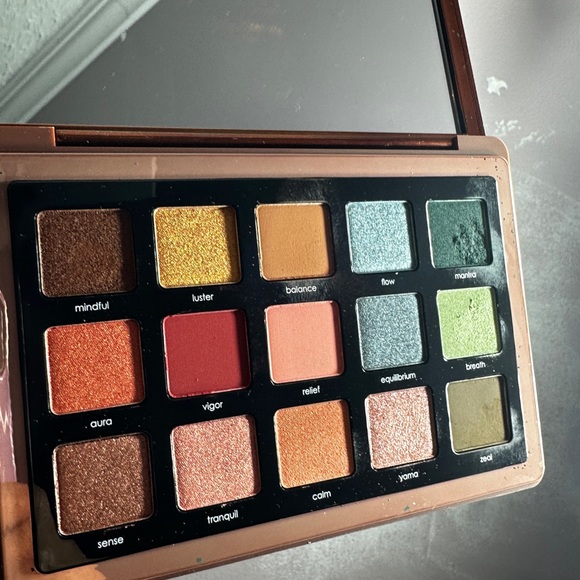 Bundle of five eyeshadow palettes. - Picture 4 of 7